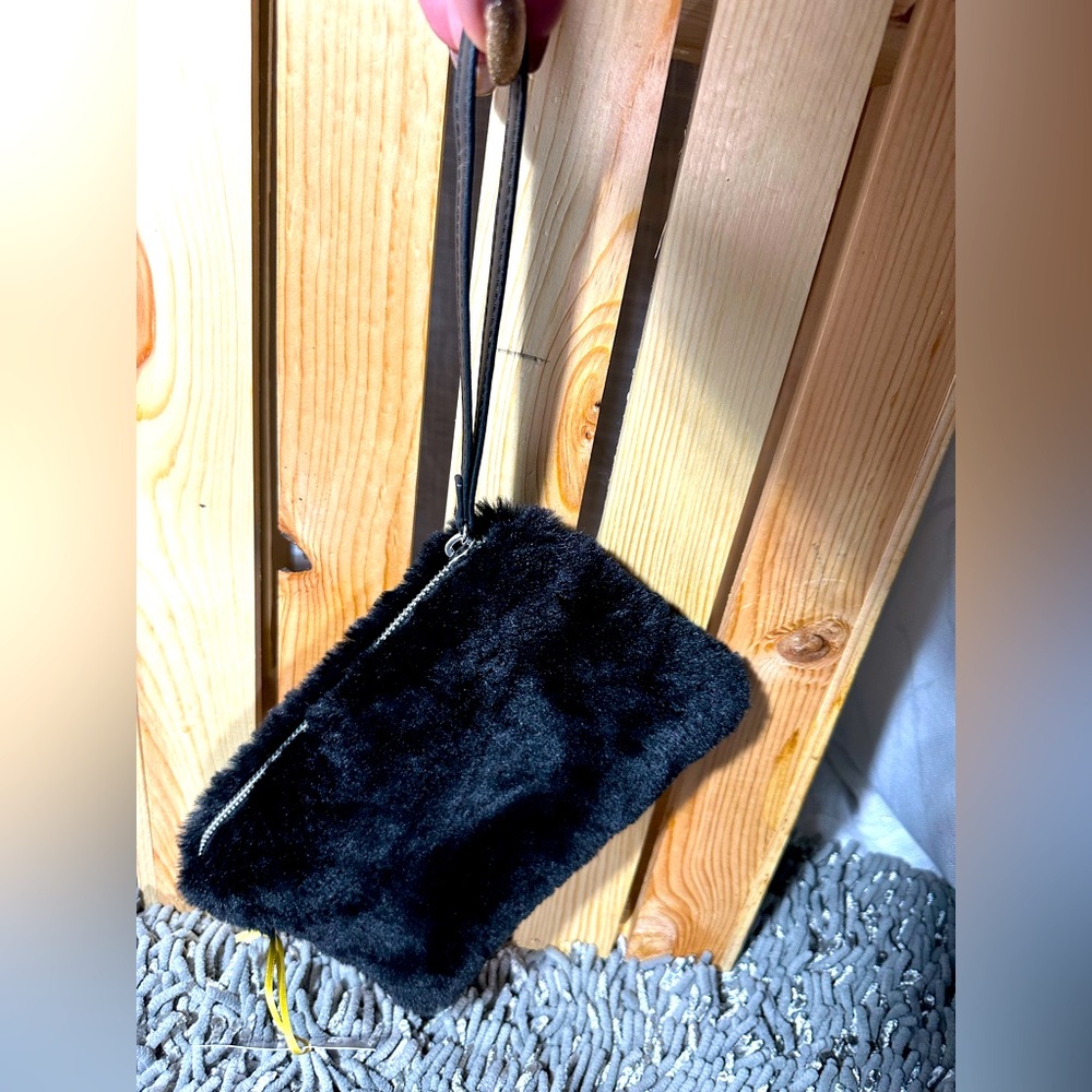 House Of Harlow 1960 Faux Fur Wristlet Black W Zipper. NWT